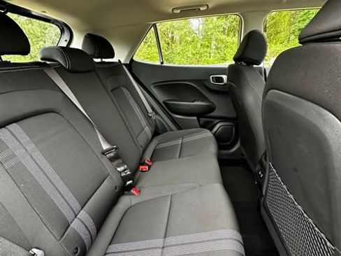 Certified 2025 Hyundai Venue SEL FWD image 17
