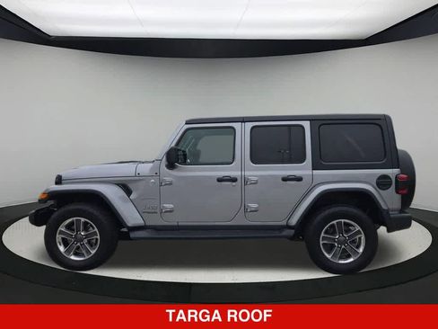 Used 2018 Jeep Wrangler Unlimited Sahara w/ Dual Top Group AWD/4WD image 3
