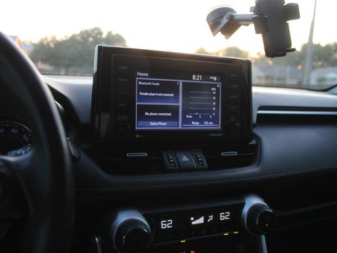 Used 2020 Toyota RAV4 XLE Premium FWD image 15