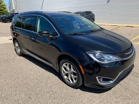 Used 2018 Chrysler Pacifica Touring-L Plus w/ Tire & Wheel Group FWD image 2