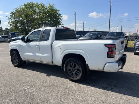Used 2025 Nissan Frontier SV RWD image 3