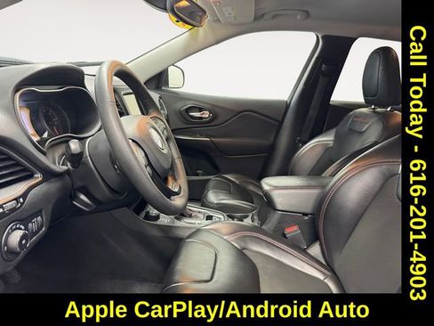 Used 2022 Jeep Cherokee Trailhawk image 7