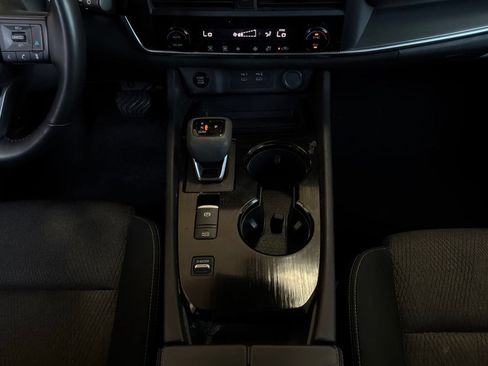 Used 2025 Nissan Rogue SV FWD image 16