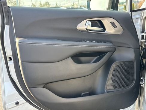 New 2026 Chrysler Pacifica Select image 24