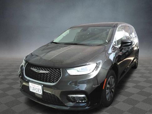 Used 2023 Chrysler Pacifica Touring-L FWD image 2