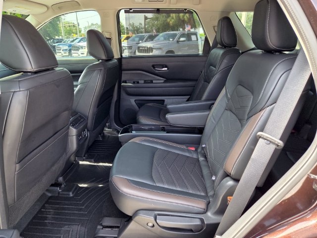 Used 2022 Nissan Pathfinder Platinum w/ Cargo Package AWD/4WD image 14