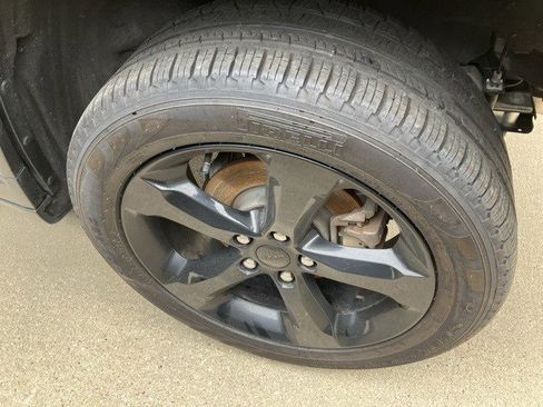 Certified 2024 Jeep Grand Cherokee Limited w/ Black Appearance Package image 19