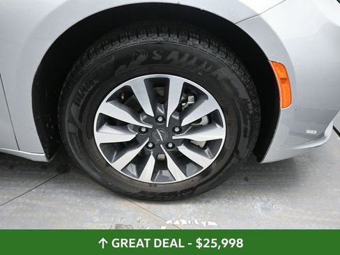 Used 2024 Chrysler Pacifica Limited FWD image 19