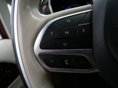 Used 2021 Chrysler Pacifica Limited w/ Uconnect Theater Family Group FWD image 28