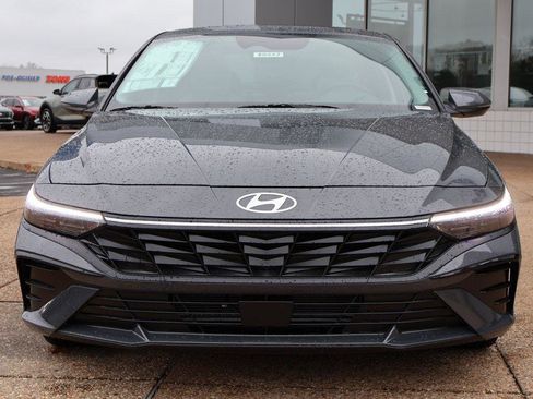 New 2025 Hyundai Elantra Limited image 8