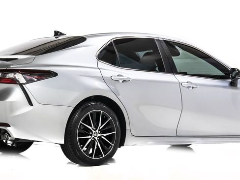 Used 2022 Toyota Camry SE image 4