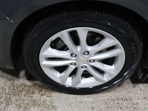 Used 2017 Chevrolet Malibu LT image 9