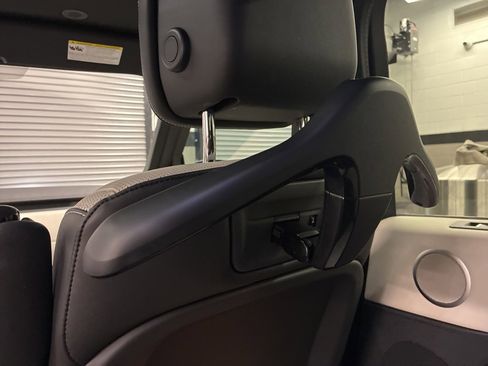 Certified 2024 Land Rover Discovery Dynamic SE image 33