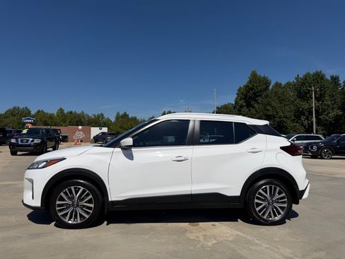 Used 2024 Nissan Kicks SV FWD image 3
