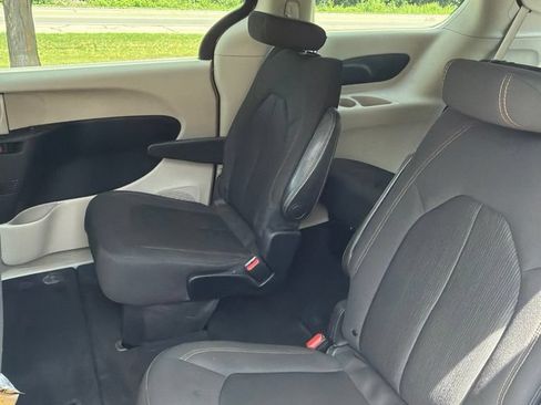Used 2019 Chrysler Pacifica LX w/ Cold Weather Group FWD image 9
