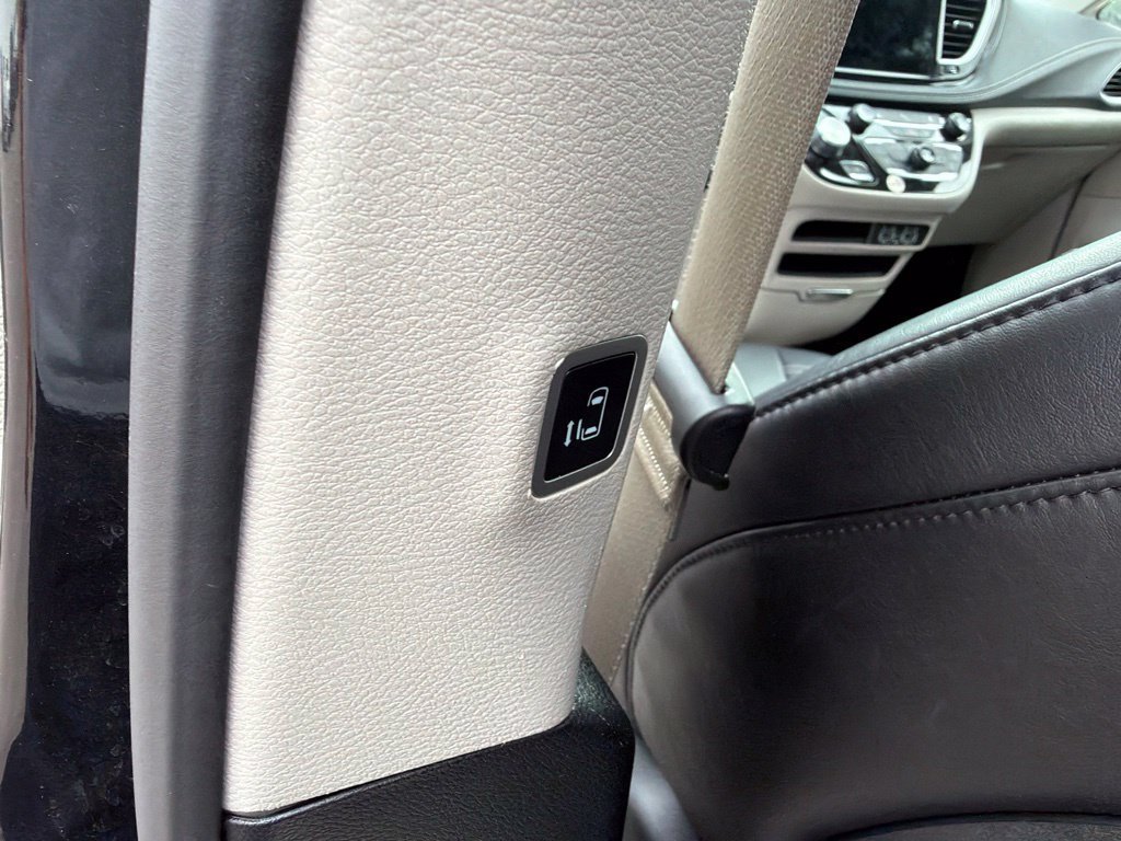Used 2023 Chrysler Pacifica Touring-L FWD image 11