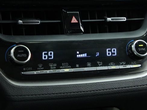 Used 2022 Toyota Corolla Cross XLE FWD image 19