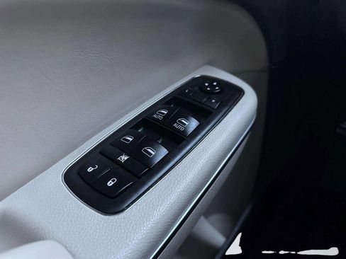 Used 2018 Chrysler 300 Limited image 27