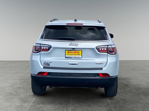 Used 2024 Jeep Compass Latitude AWD/4WD image 4