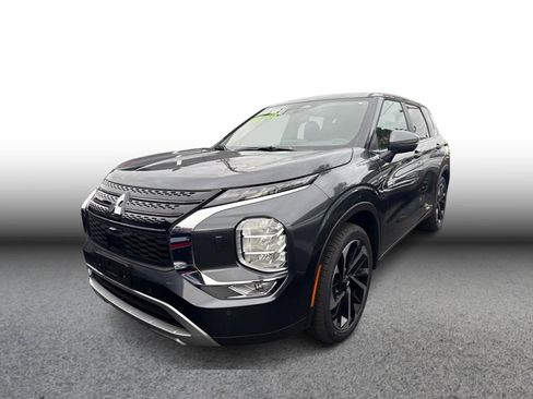 Used 2025 Mitsubishi Outlander SE image 1