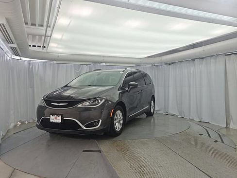 Used 2019 Chrysler Pacifica Touring-L FWD image 2