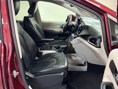 Used 2019 Chrysler Pacifica Touring-L FWD image 25