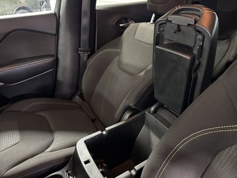 Used 2017 Jeep Cherokee Latitude w/ Comfort/Convenience Group image 23