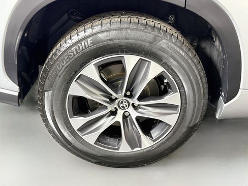 Used 2023 Toyota Highlander XLE FWD image 33