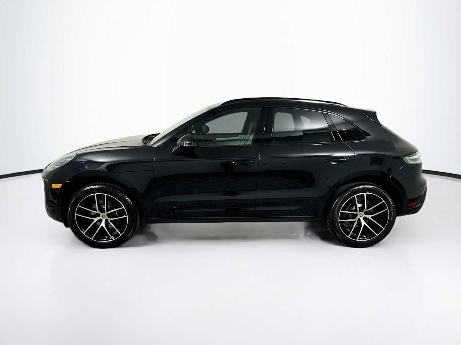 Certified 2025 Porsche Macan AWD/4WD image 2