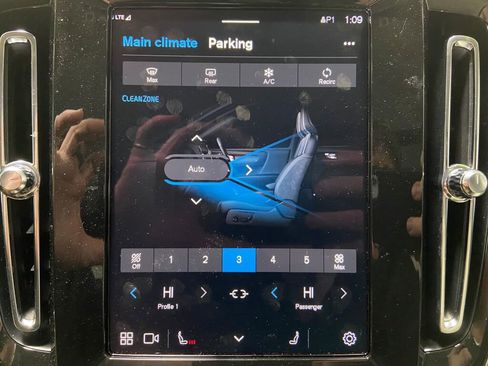 Used 2025 Volvo XC40 B5 Plus image 16