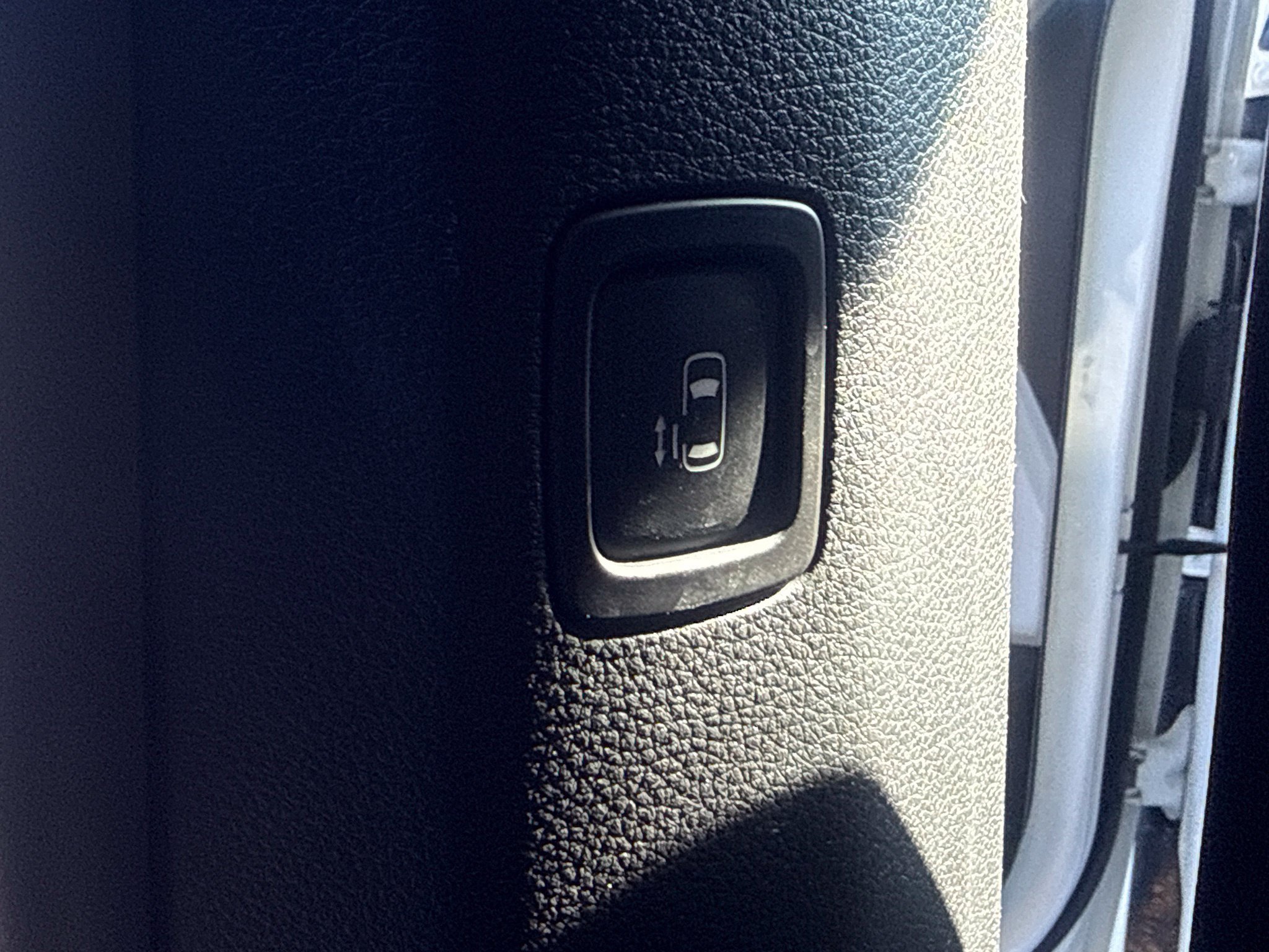 Used 2024 Kia Carnival LX FWD image 16
