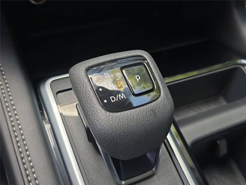Used 2025 Nissan Pathfinder Platinum FWD image 21