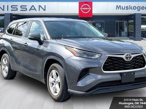Used 2023 Toyota Highlander L FWD image 1