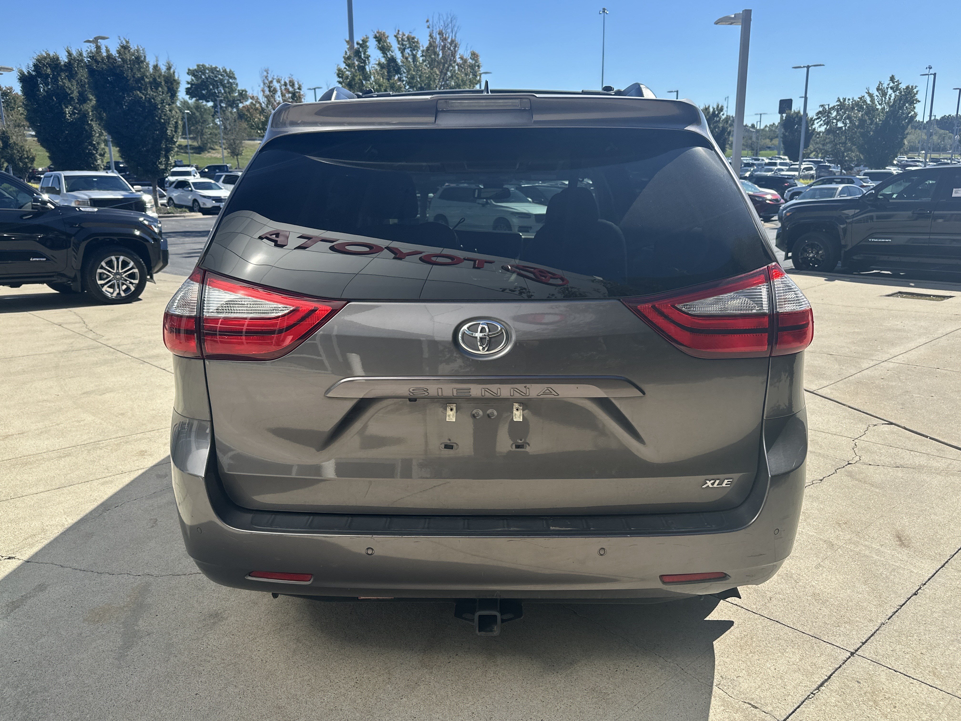 Used 2018 Toyota Sienna XLE w/ XLE Navigation Package FWD image 8