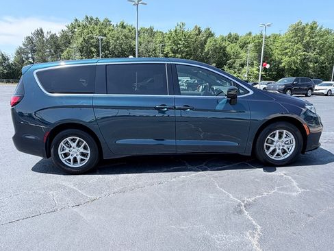 Used 2025 Chrysler Pacifica Select FWD image 4