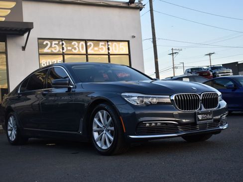 Used 2017 BMW 740i image 3