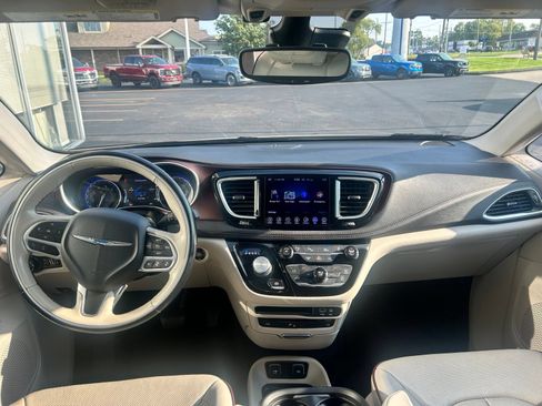 Used 2017 Chrysler Pacifica Limited w/ UConnect Theater Package FWD image 9