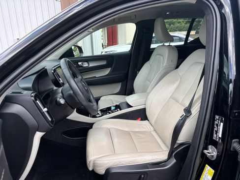 Used 2023 Volvo XC40 B4 Ultimate FWD image 10