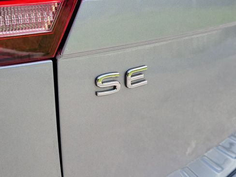 Used 2023 Volkswagen Tiguan SE FWD image 5