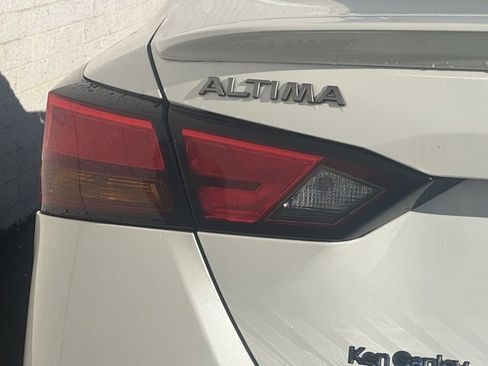 Used 2023 Nissan Altima 2.5 SR w/ SR Premium Package image 10