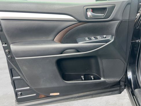 Used 2019 Toyota Highlander XLE AWD/4WD image 17