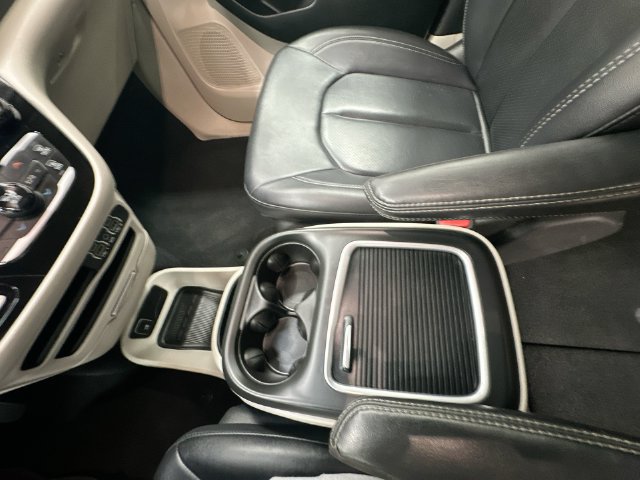 Used 2024 Chrysler Pacifica Touring-L FWD image 23