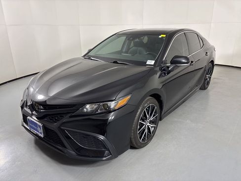 Used 2023 Toyota Camry SE image 4
