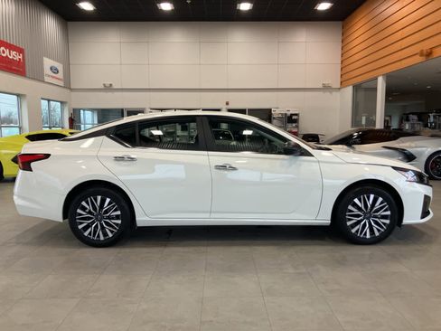 Used 2025 Nissan Altima 2.5 SV image 4