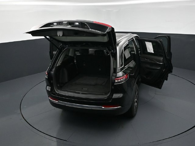 Used 2023 Jeep Grand Cherokee Limited w/ Trailer Tow Prep Group (B) AWD/4WD image 29