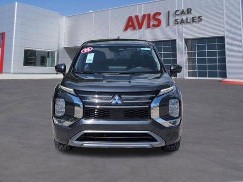 Used 2025 Mitsubishi Outlander SE FWD image 2