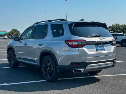 New 2025 Honda Pilot Touring image 7