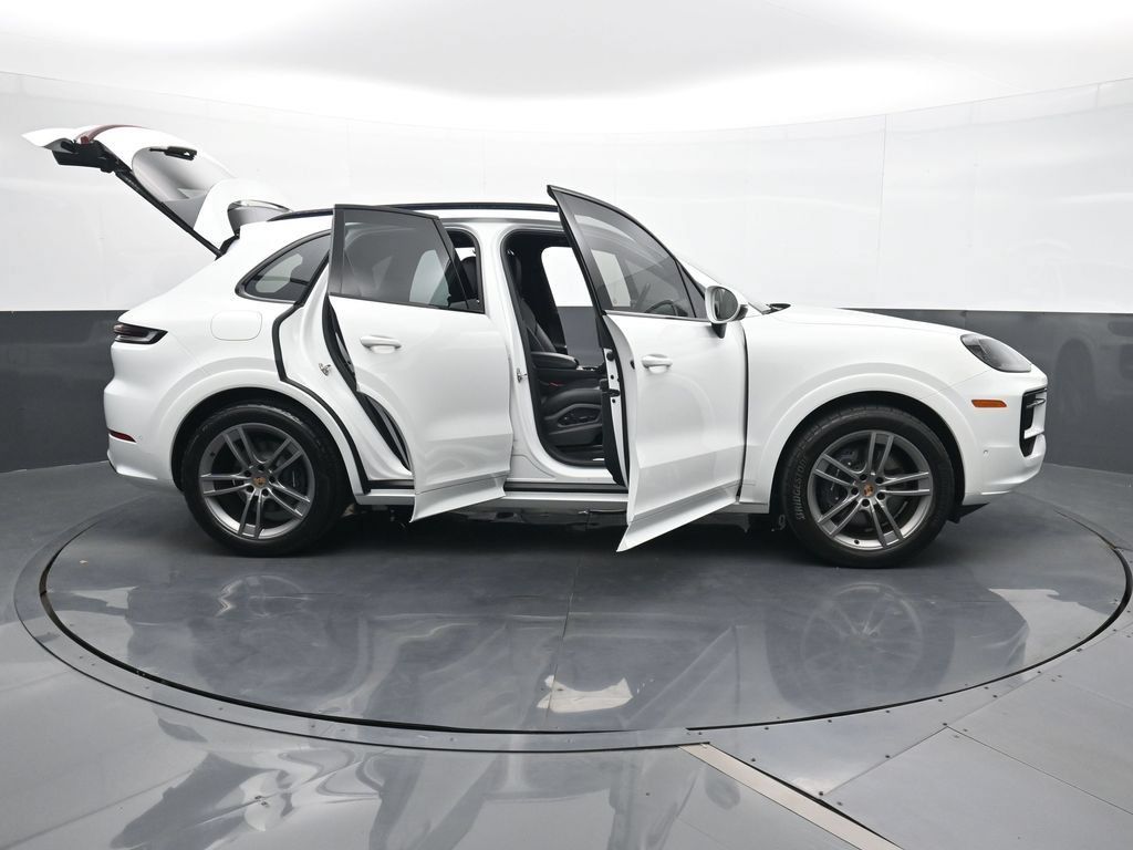 Certified 2025 Porsche Cayenne AWD/4WD image 31
