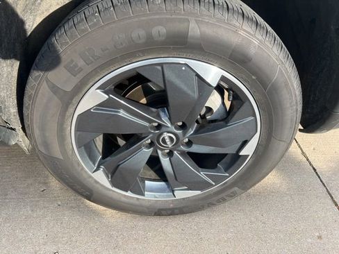 Used 2024 Nissan Rogue SV image 15