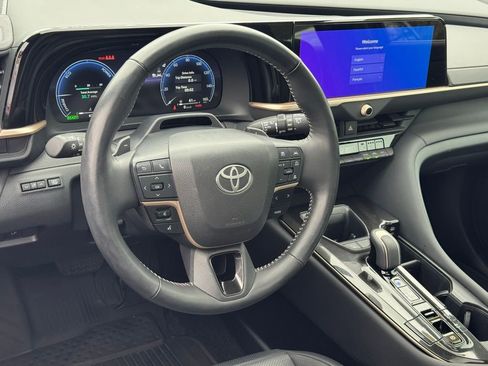 Used 2025 Toyota Crown Signia Limited image 23